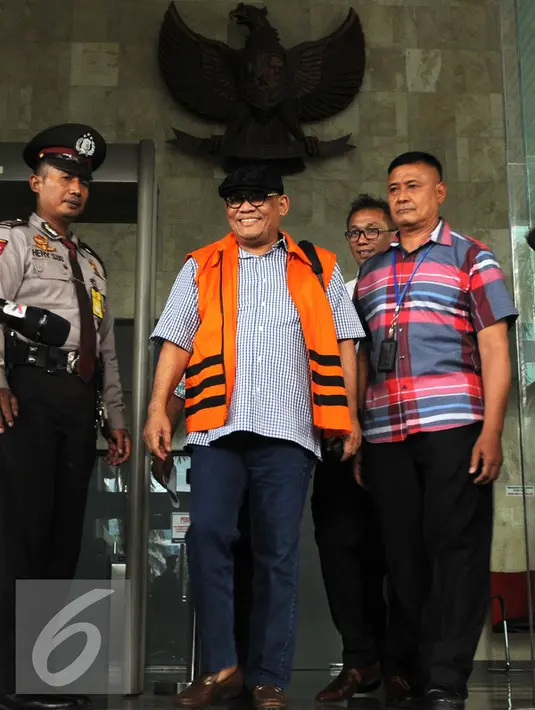 Yogan Askan tersenyum kepada awak media usai diperiksa KPK, Jakarta, Senin (22/8). Yogan diperiksa KPK terkait kasus dugaan suap pemulusan rencana proyek pembangunan 12 ruas jalan di Sumatera Barat (Sumbar). (Liputan6.com/Helmi Afandi)