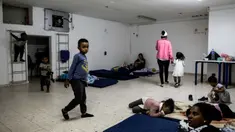 Warga berlindung dari serangan roket di shelter bom Kota Ashkelon, Israel, Rabu (13/11/2019). Militan Palestina menghujani Israel dengan roket sebagai balasan atas tewasnya komandan Jihad Islam Palestina Baha Abu Al-Ata dalam serangan udara Israel. (AP Photo/Tsafrir Abayov)