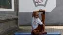 Master kungfu Li Liangui menunjukan kungfu Suogugong di sebuah taman di Beijing, China, pada 30 Juni 2016.  Upaya Li Liangui mempromosikan kungfu  belum membuat banyak orang tertarik dengan kungfu. (REUTERS/Kim Kyung-Hoon)