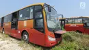 Bus Transjakarta yang sudah tidak digunakan lagi diparkir di lahan kosong di Dramaga, Kabupaten Bogor, Jawa Barat, Minggu (28/7/2019). Kurang lebih 300 bus Transjakarta dengan kondisi tak terawat diparkir di lahan kosong sejak 2018. (merdeka.com/Arie Basuki)