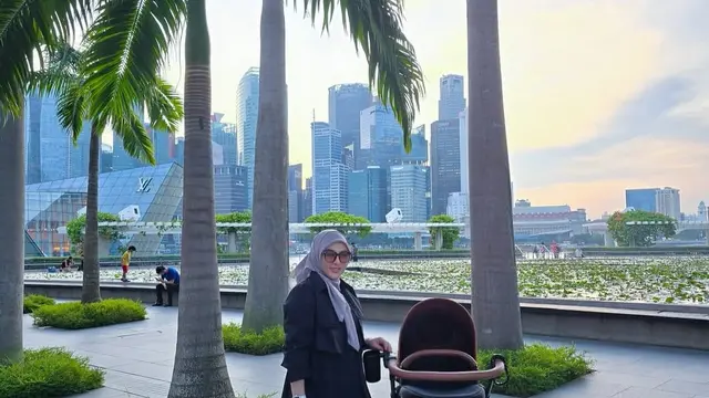 Momen Syahrini dan Reyno Barack Kompak Momong Anak saat di Singapura, Gayanya Jadi Sorotan