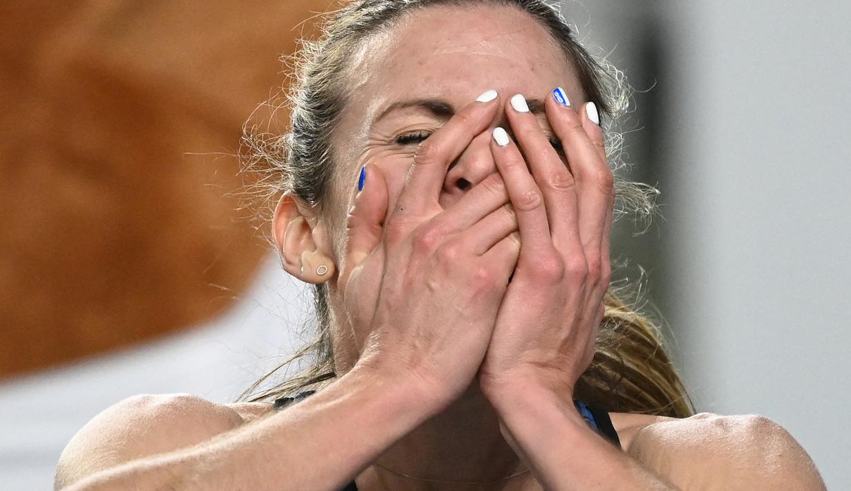 Ekspresi Alice Finot dari Prancis usai berhasil meraih medali perak dalam perlombaan final 3000m putri dalam Kejuaraan Atletik Indoor Eropa 2021 di Torun. (Foto: AFP/Sergei Gapon)