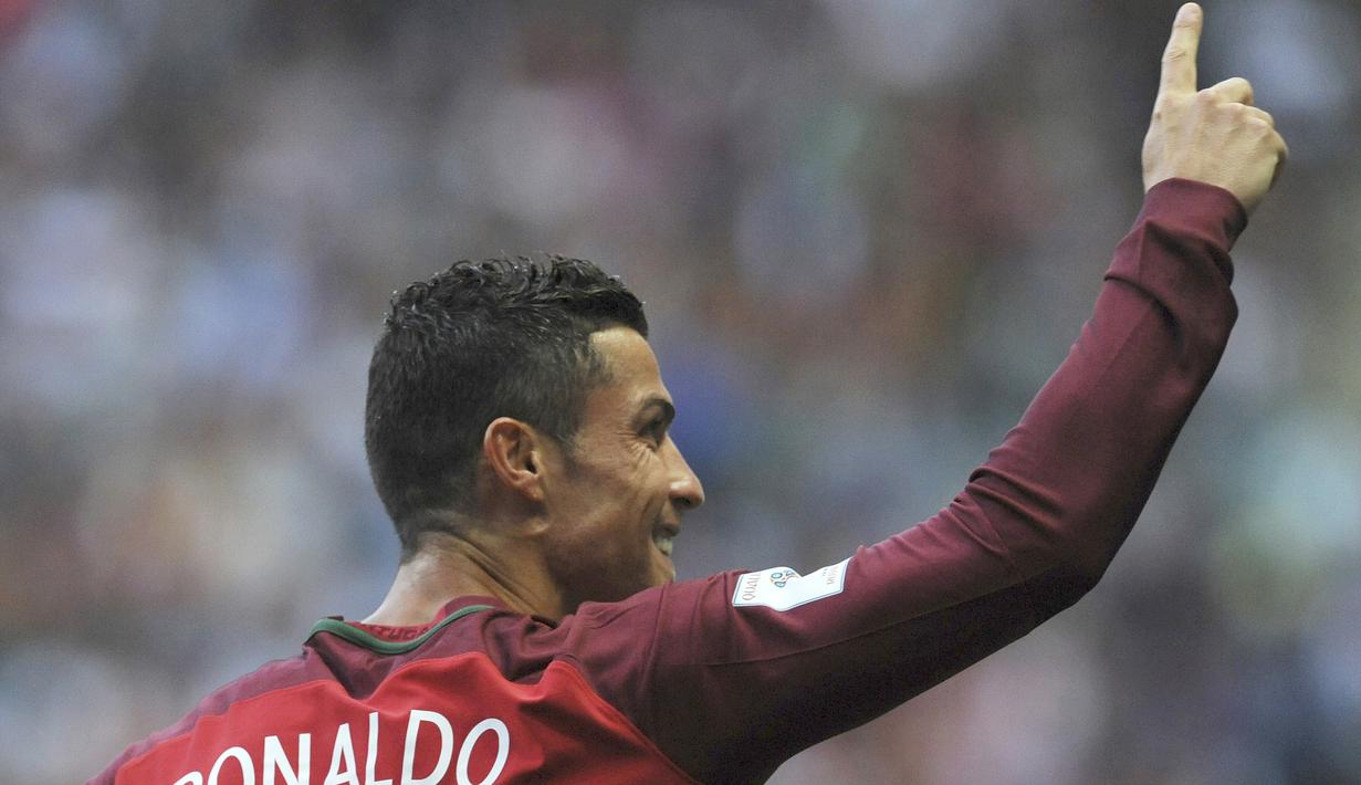 Bintang Portugal, Cristiano Ronaldo mencetak tiga gol alias Hattrick saat melawan Kepulauan Faroe pada laga Grup B Kualifikasi Piala Dunia 2018 di Bessa Stadium, Porto, (31/8/2017). Portugal menang 5-1. (AP/Paulo Duarte)