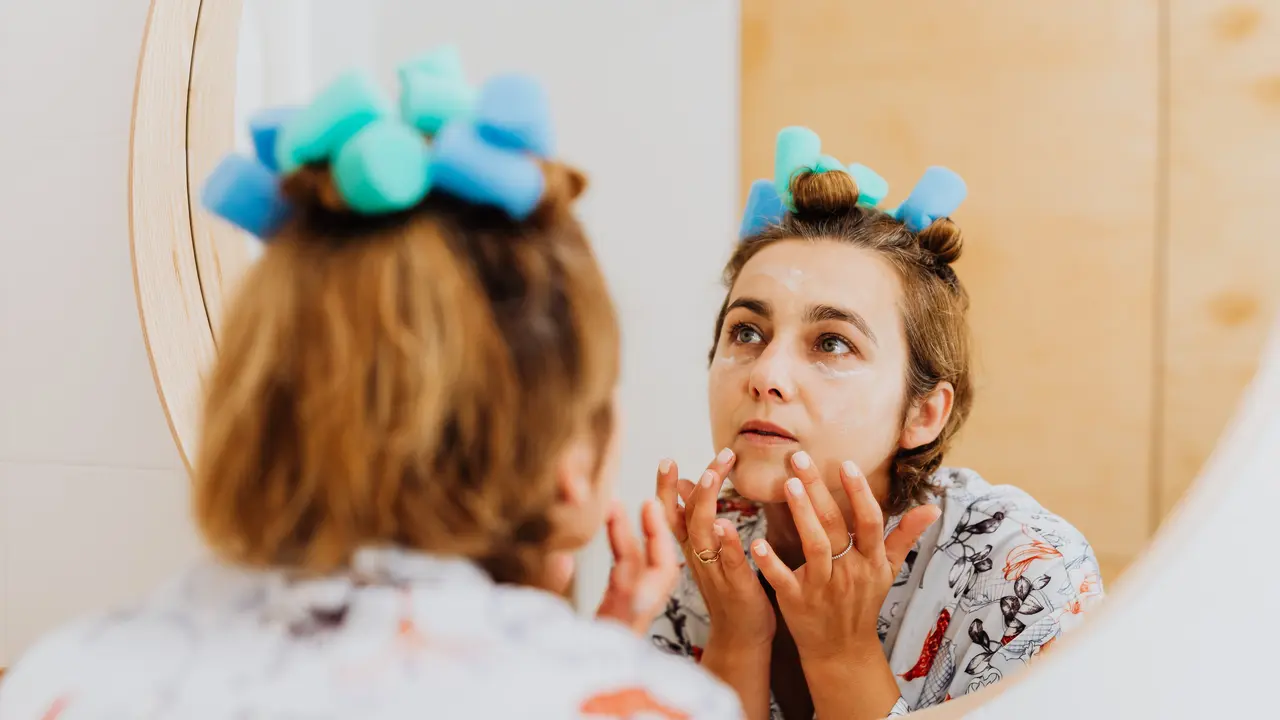 Tak Perlu Banyak Produk, Rutinitas Skincare Malam Tetap Bisa Efektif