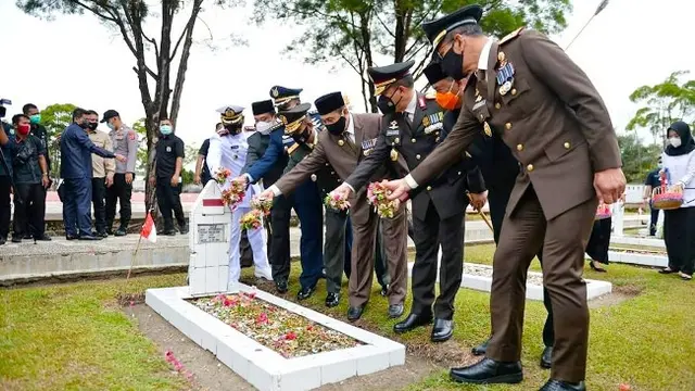 Gubernur Riau Syamsuar bersama anggota forum komunikasi pimpinan daerah tabur bunga dalam peringatan Hari Pahlawan Nasional.