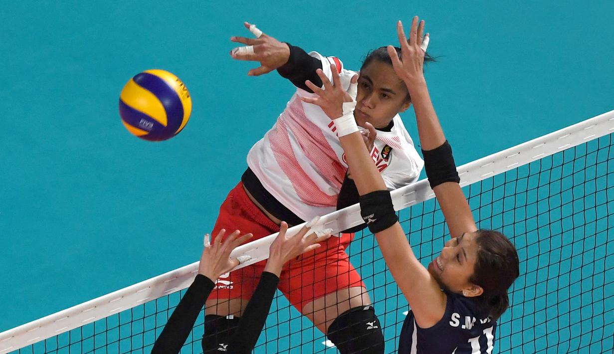 Aprilia Manganang (kiri) menjadi prajurit TNI-AD melalui jalur prestasi di bidang olahraga voli sejak 2016. Aprilia Manganang saat ini bertugas di Bandung. (Foto: AFP/Arief Bagus)