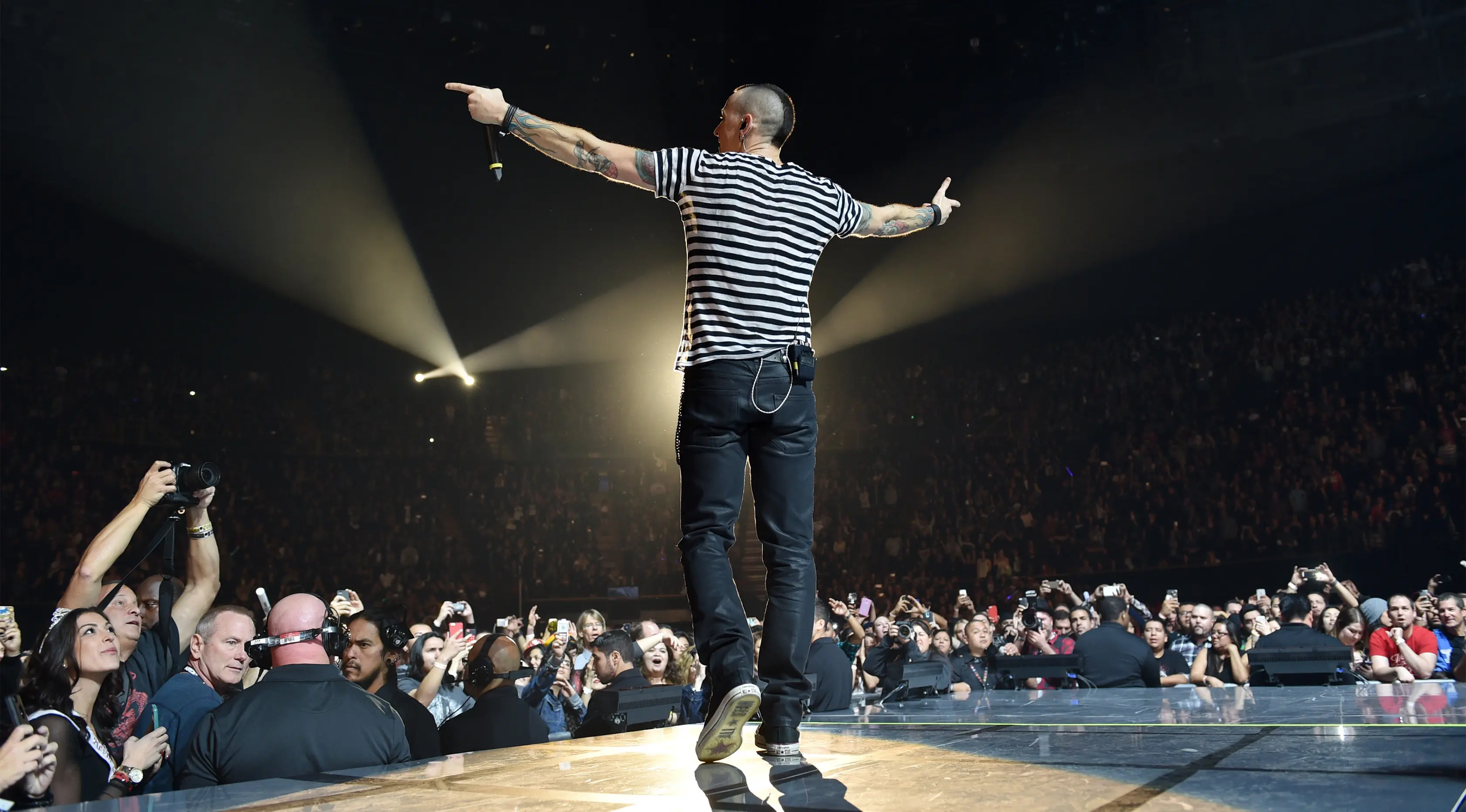 Suasana stadion saat Linkin Park tampil di acara KROQ Acoustic Christmas, California, pada Desember 2013. Album bertajuk ‘Hybrid Theory’ merupakan album pertama Linkin Park setelah Chester Bennington bergabung menjadi vokalis. (AP/John Shearer)