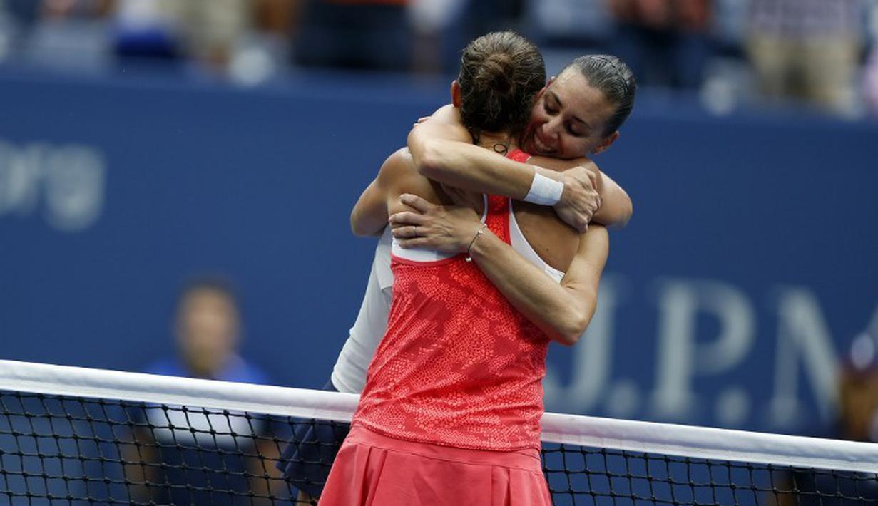 Dua petenis putri Italia, Flavia Penneta (kanan) dan Roberta Vinci, berpelukan setelah final AS Terbuka 2015. Minggu (13/9/2015). (AFP Photo/Kena Betancur)