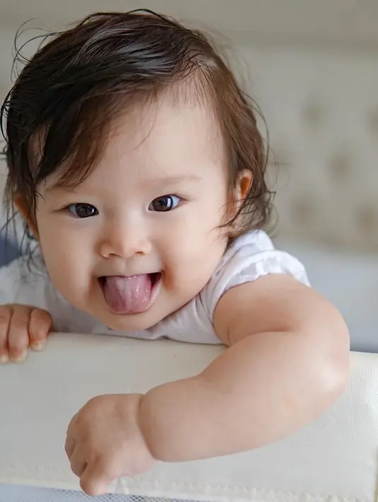 Tingkah lucu dan menggemaskan dari baby Vechia yang bisa menjulurkan lidah. (Liputan6.com/IG/samuel_zylgwyn)