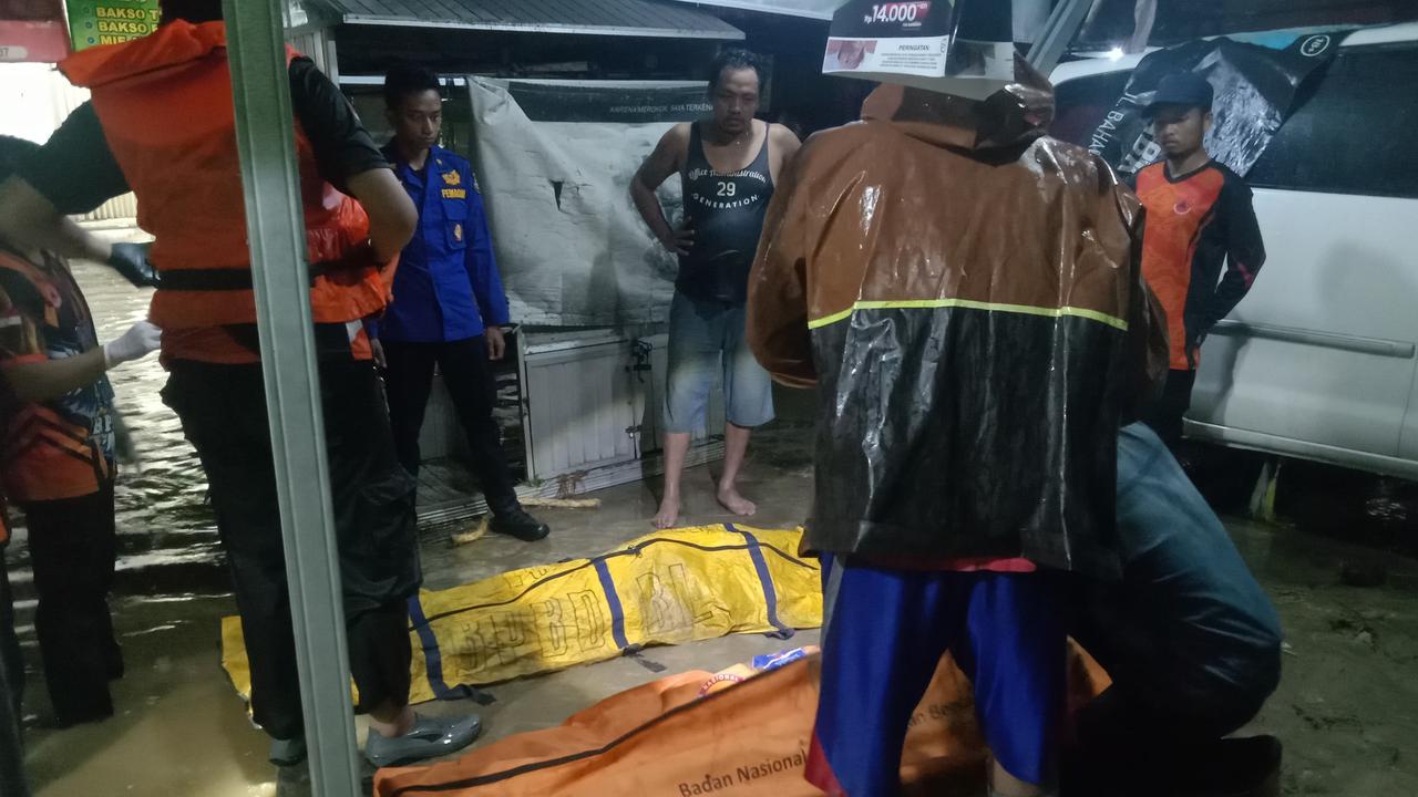 Proses evakuasi mayat di Kecamatan Panjang, Kota Bandar Lampung, diduga terseret banjir. Foto : (Istimewa).