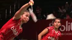 Ganda putri Indonesia, Nitya Krishinda Maheswari/Greysia Polii, saat bertanding melawan ganda putri Malaysia, Lim Yin Loo/Meng Yean Lee, dalam Kejuaraan Dunia Bulutangkis 2015 di Istora Gelora Bung Karno, Jakarta. Rabu (12/8/2015). (Bola.com/Arief Bagus)
