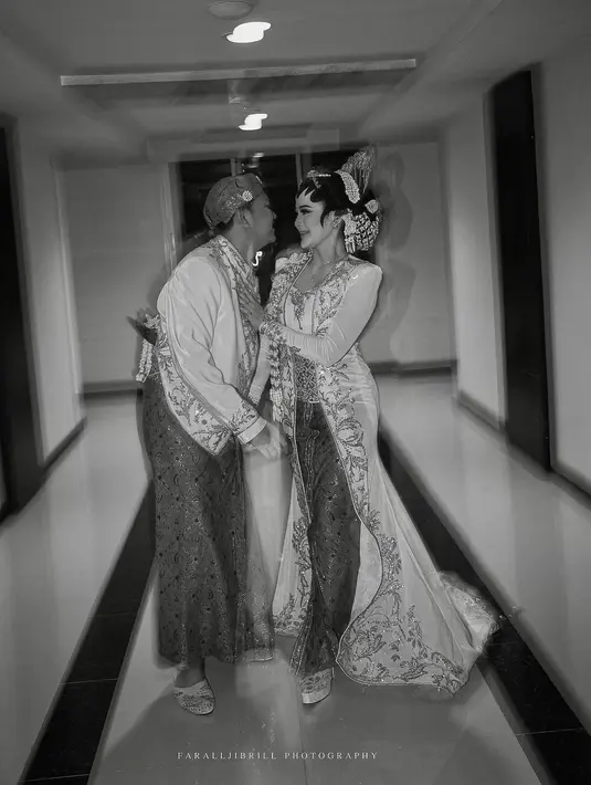 Denny Caknan melengkapi penampilannya dengan blangkon, kembang melati, dan kain batik mengkilap emas sebagai bawahan. Foto: Instagram.