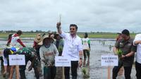 Menteri Pertanian Syahrul Yasin Limpo (Mentan SYL) melakukan pengawalan gerakan tanam padi di kawasan Food Estate guna memperkuat produksi beras nasional dalam menghadapi tantangan krisis global. (Foto: Istimewa)