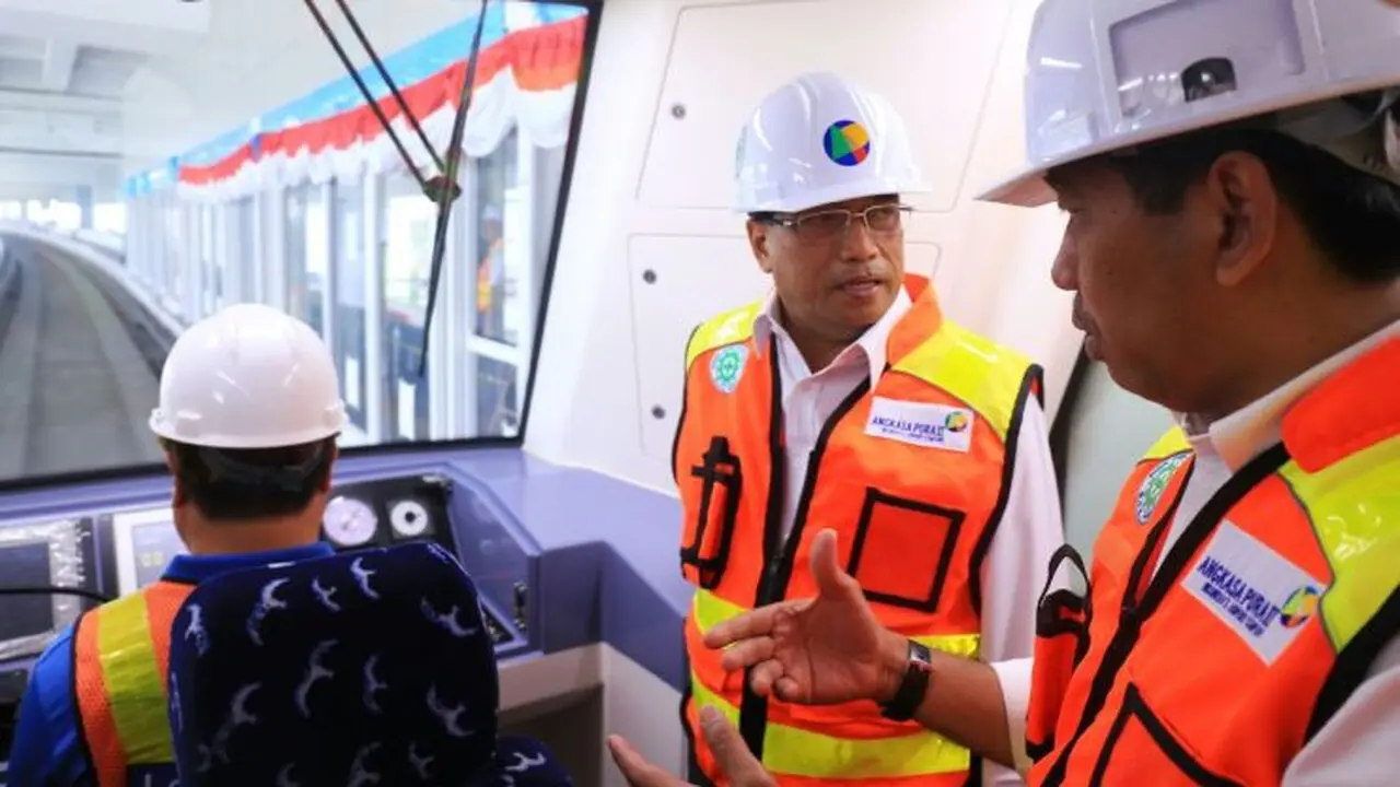 Menteri Perhubungan Budi Karya Sumadi melakukan peninjauan uji coba Skytrain tersebut di Terminal 3 Bandara Internasional Soekarno-Hatta.