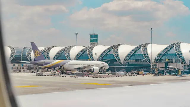 Ilsutrasi Bandara Suvarnabhumi di Bangkok saat aktivitas penerbangan berlangsung.