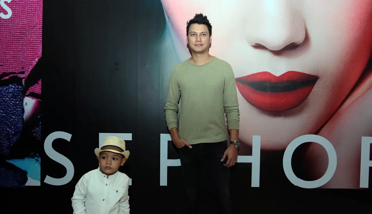 Titi Kamal yang juga hadir dalam Jakarta Fashion Week Rabu (25/10) mengaku tidak akan memaksa buah hatinya, Arjuna Zayan Sugiono menjadi model mengikuti jejak ayahnya Christian Sugiono. Ia membebaskan buah hati memilih profesi. (Deki Prayoga/Bintang.com)