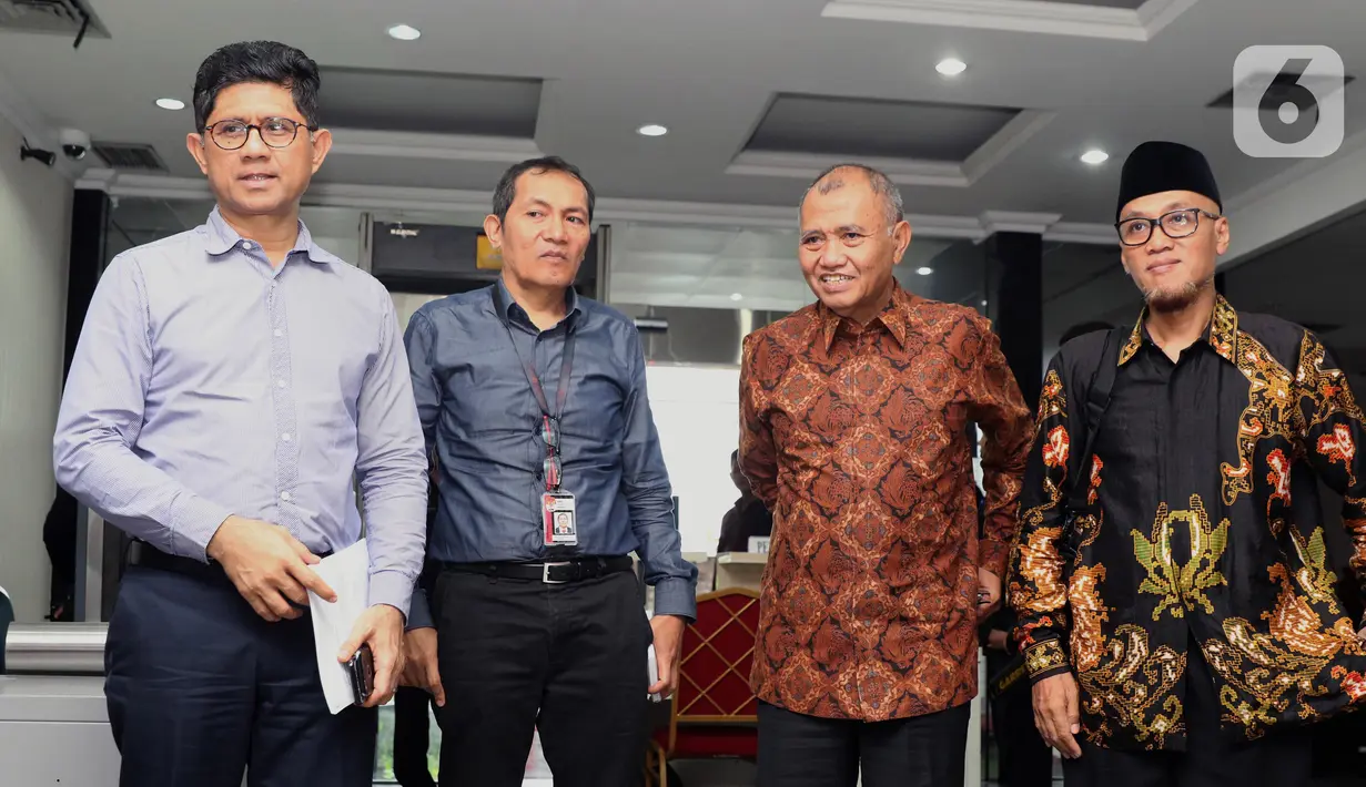 Tiga pimpinan KPK, Laode M Syarif, Saut Situmorang dan Agus Rahardjo (ki-ka) bersiap mengajukan judicial review UU Nomor 19 Tahun 2019 tentang KPK di Gedung MK, Jakarta, Rabu (20/11/2019). Mereka bersama Koalisi Masyarakat Sipil Antikorupsi bakal jadi pemohon. (Liputan6.com/Helmi Fithriansyah)