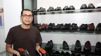 Selop yang akan digunakan Selvi-Gibran merupakan produk buatan tangan dari toko sepatu lawas di Solo. (Reza Kuncoro/Liputan6.com)