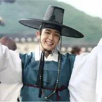 Lee Joon Gi terlihat begitu tampan saat memakai hanbok. Hal itu dapat dilihat saat ia bermain dalam drama Scarlet Heart: Goryeo, Gunman in Joseon, dan The King and the Clown. (Foto: soompi.com)
