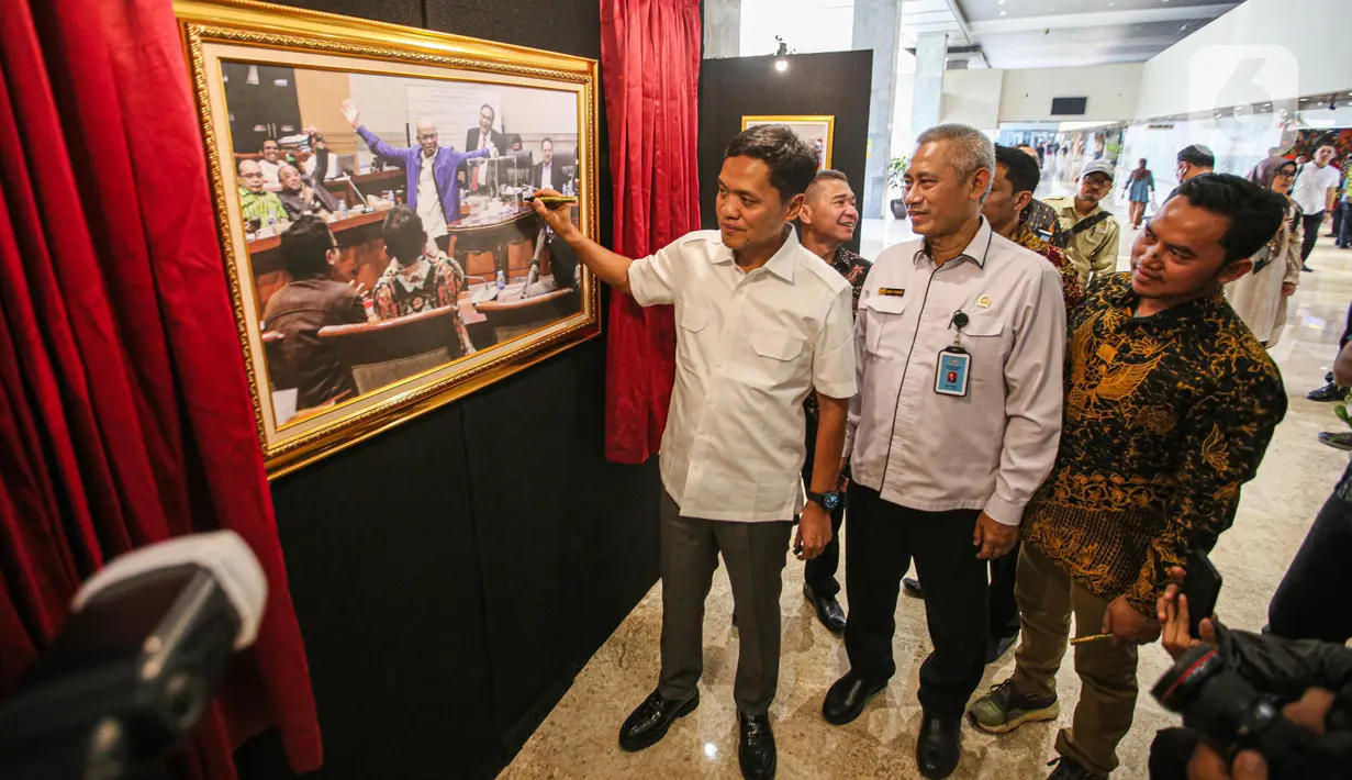 Wakil Ketua Komisi III DPR RI Habiburokhman saat mengamati Pameran Foto Warna Warni Parlemen ke XIII/2023 di Gedung Nusantara II, Jakarta. (Liputan6.com/Faizal Fanani)