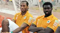 Kapten Pantai Gading, Didier Drogba (kiri) dan Kolo Toure duduk di bench saat laga kualifikasi PD 2010 melawan Guinea di Felix Houphouet-Boigny Stadium, 14 November 2009. AFP PHOTO / ISSOUF SANOGO 