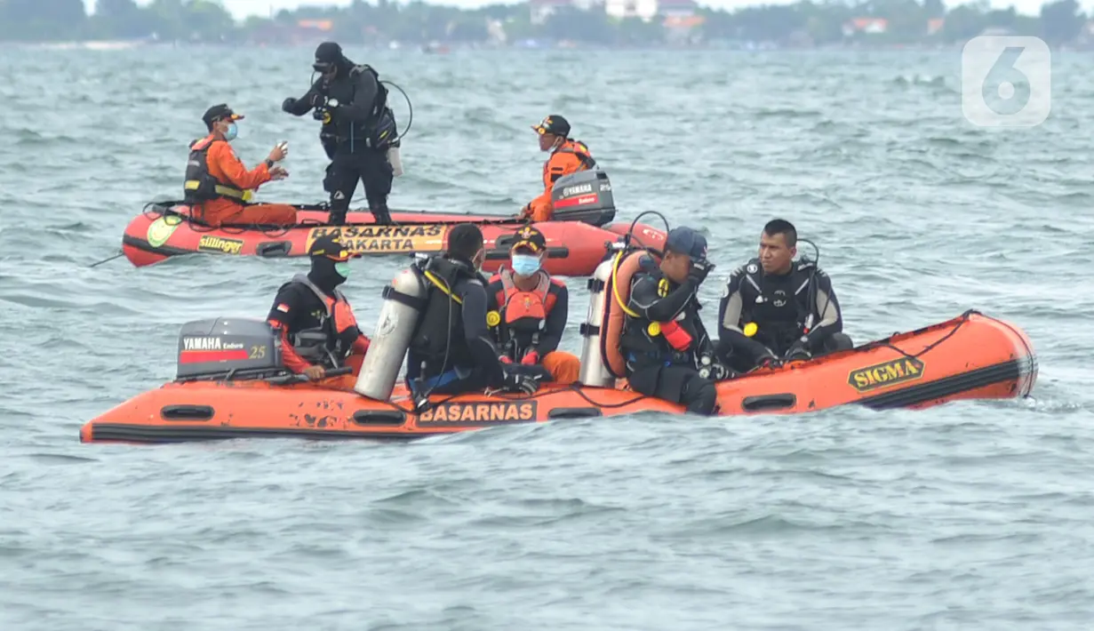 Anggota Tim SAR Gabungan saat melakukan pencarian korban dan puing  pesawat Sriwijaya Air SJ 182 di  perairan Kepulauan Seribu, Jakarta, Senin  (11/1/2021). Pencarian dilakukan di kawasan titik jatuh pesawat Sriwijaya Air SJ 182.  (merdeka.com/Arie Basuki)