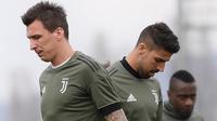 Pemain Juventus, Mario Mandzukic dan Sami Khedira, saat latihan jelang laga Liga Champions di Vinovo, Turin, Senin (2/4/2018). Juventus akan berhadapan dengan Real Madrid. (AFP/Marco Bertorello)