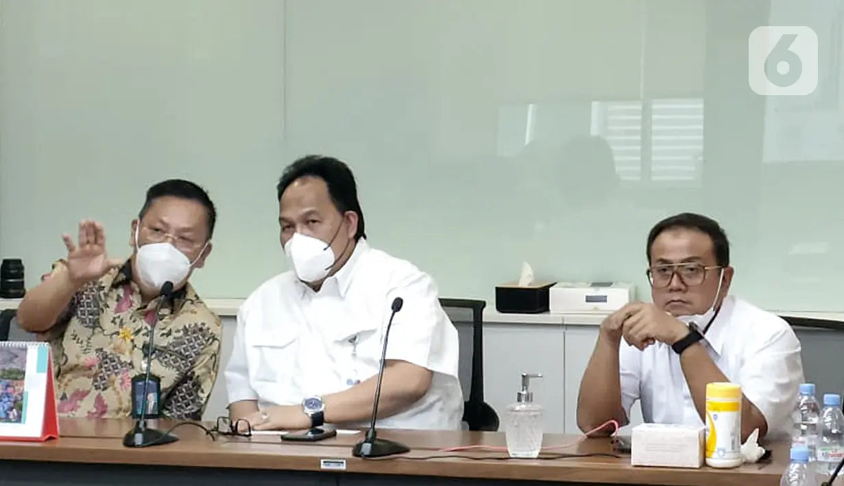 Direktur Utama Bank DKI, Fidri Arnaldy (tengah), Direktur Keuangan Bank DKI, Romy Wijayanto dan Direktur Keuangan Rajawali Nusantara Indonesia (RNI), Thomas Hadinata berbincang usai penandatanganan perjanjian kredit modal kerja di Jakarta, Rabu (22/12/2021). (Liputan6.com/HO/BDKI)