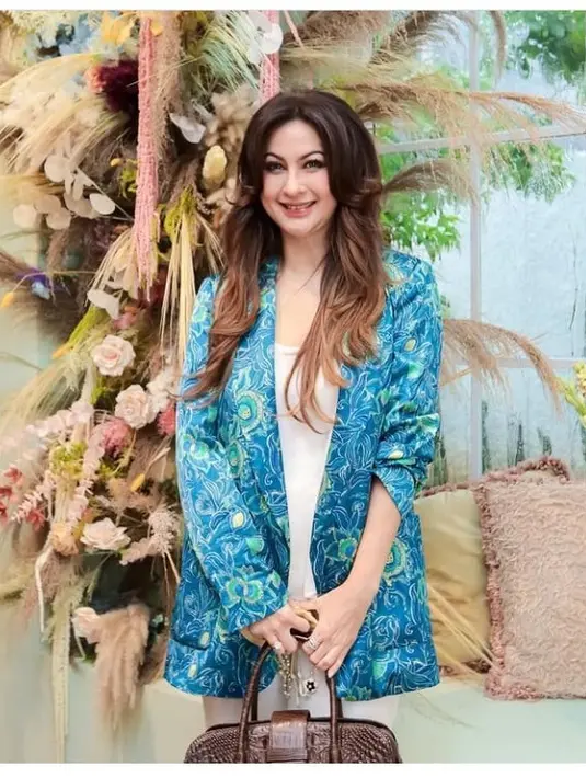 Potret awet muda lainnya dari Diana Pungky. Cantik dibalut blazer biru kehijauan, Diana berpose tersenyum manis. Foto: Instagram.