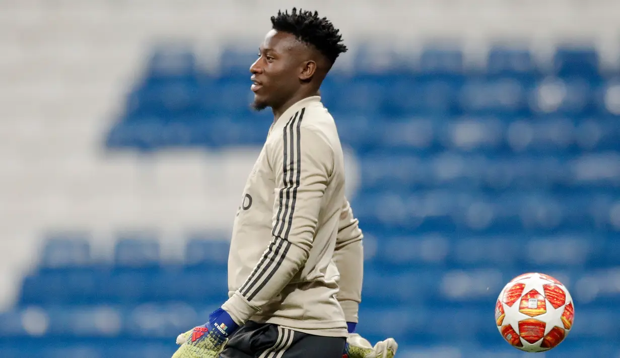 Kiper Ajax Amsterdam Andre Onana saat sesi latihan di Stadion Santiago Bernabeu, Madrid, Spanyol, Senin (4/3). Ajax Amsterdam kalah agregat 1-2 atas Real Madrid. (AP Photo/Bernat Armangue)
