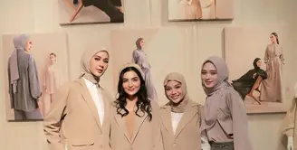 Ashanty tampil stylish dengan mengenakan one set blazer dan celana kulot warna khaki. Ia memadukan blazer-nya dengan tank top serta bandana berwarna coklat muda. Tak ketinggalan, ia melengkapi penampilannya dengan tas Hermes Picotin bermonogram warna pink yang memberi sentuhan mewah.