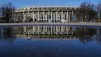 Refleksi Luzhniki Stadium pada genangan air di Moskow, Rusia, Senin (23/4). Dengan kapasitas mencapai 84.745, Luzhniki Stadium aka menjadi stadion untuk pembukaan dan penutupan Piala Dunia 2018 Rusia. (AP Photo/Pavel Golovkin)