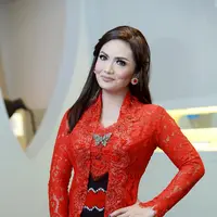 Banyak nitizen mengatakan, bahwa penampilan Aurel tidak sesuai dengan usianya. Foto Aurel yang berada ditengah pesta dengan pakaian seksi jadi gunjingan nitizen. (Galih W. Satria/Bintang.com)