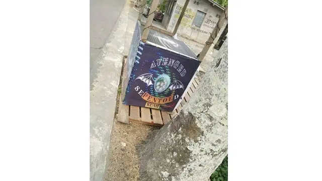5 Spanduk Jualan Melibatkan Tokoh Terkenal Ini Unik Banget, Bikin Senyum