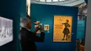 Pameran ini menampilkan sejumlah foto dan poster Olimpiade dari masa ke masa. (AP Photo/Thibault Camus)