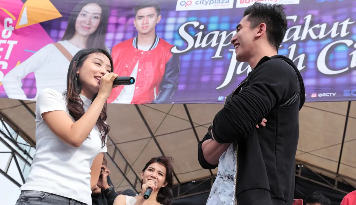 Sebagai publik figur, Natasha dan Verell pun berusaha untuk selalu bersikap professional. Di tengah kondisinya yang sakit, ia tetap meluangkan waktu hadir di panggung meet and greet Siapa Takut Jatuh Cinta. (Adrian Putra/Bintang.com)