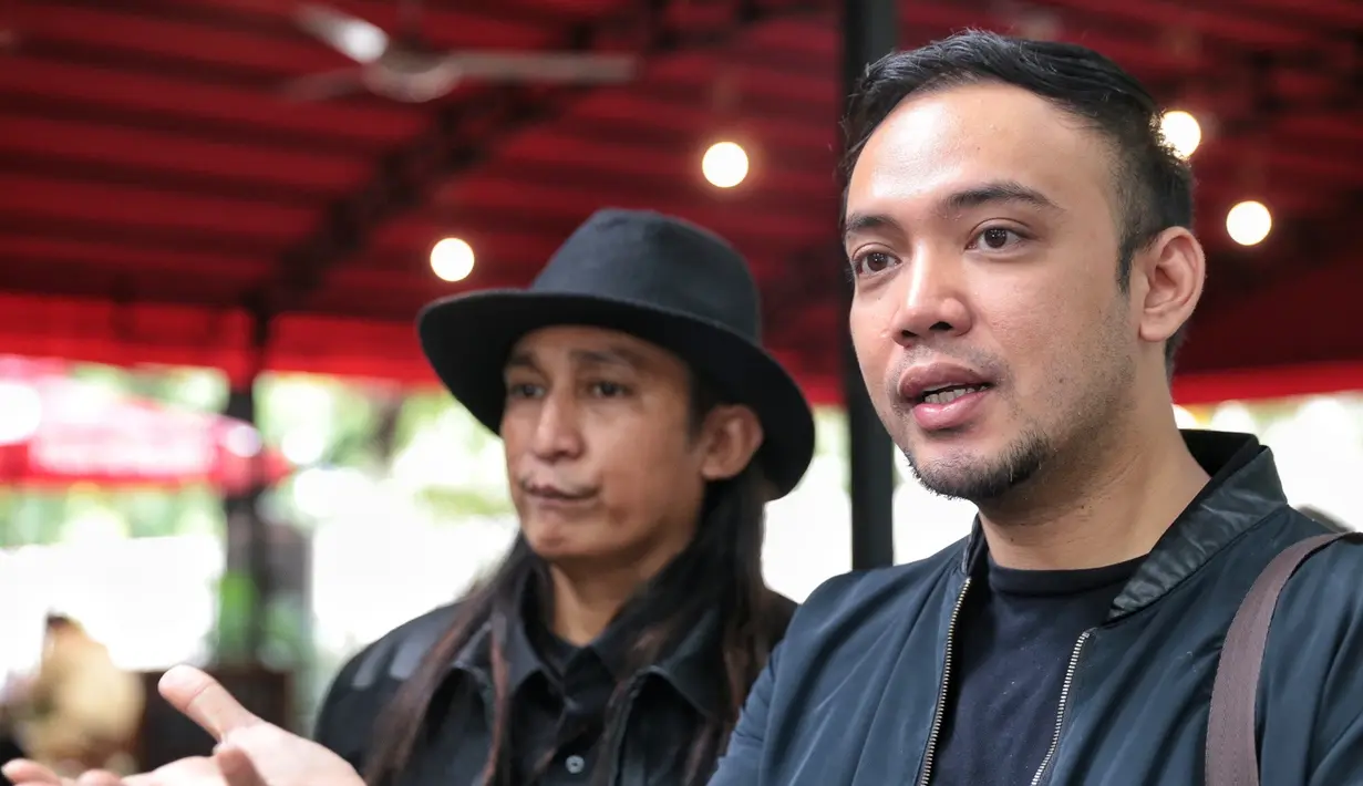 "Rencananya mau melaporkan Tessa atas beberapa dugaan pelanggaran. Untuk lebih jelasnya nanti ya kami katakan selesai laporan," kata  M Firdaus OIwobo di Reskrimsus Polda Metro Jaya. (Adrian Putra/Bintang.com)