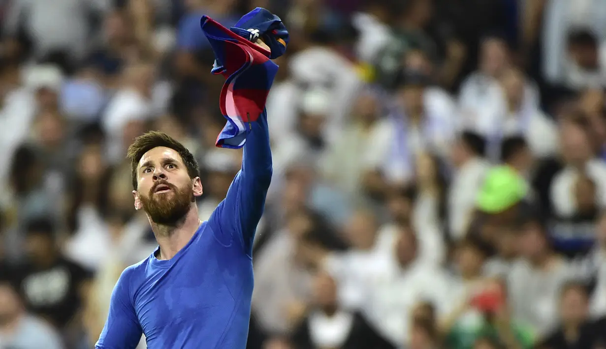 Bintang Barcelona, Lionel Messi, merayakan gol yang dicetaknya ke gawang Real Madrid pada laga La Liga Spanyol di Stadion Santiago Bernabeu, Madrid, Minggu (23/4/2017). (AFP/Gerard Julien)