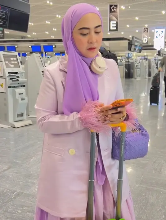 Melihat lama Instagramnya, April Jasmine selalu tampil dengan outfit colorful. Seperti mengenakan busana serba ungu yang serasi dengan tas model anyaman dari Bottega Veneta. [@apriljasmine]