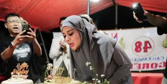 Aurel Hermansyah mendapatkan kejutan ulang tahun ke-25 di sebuah warung pecel lele. Tampak ia pun tampil sederhana.  (@attahalilintar)