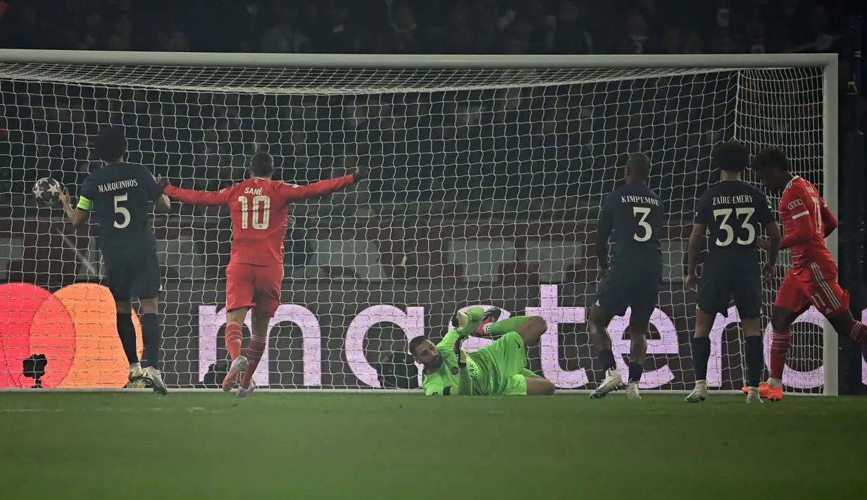 Striker Bayern Munchen, Kingsley Coman (kanan) mencetak gol ke gawang PSG dalam laga leg pertama babak 16 besar Liga Champions 2022/2023 di Parc des Princes Stadium, Paris (14/2/2023). Puncaknya tentu saja pada menit ke-53 saat Bayern mencetak gol ke gawang PSG. Gol yang dicetak Kingsley Coman merupakan assist dari Alphonso Davies. (AFP/Anne-Christine Poujoulat)
