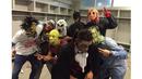 Para pemain Barcelona menggunakan kostum unik yang merupakan bagian dari pesta Halloween bertema Barcaween pada Sabtu (31/10/2015). (FCBARCELONA.COM)