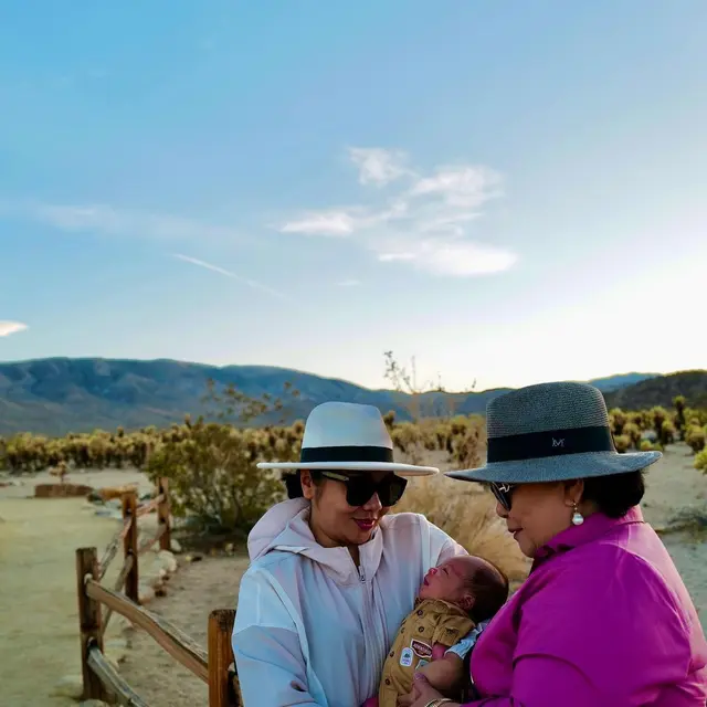 Kini Jadi Nenek, Ini 6 Potret Yora Febrina Ibu Nikita Willy Bareng Anak dan Cucu