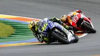 Saling Salip Valentino Rossi (kiri) dan Marc Marquez (Liputan6.com/MotoGP)