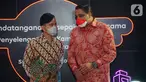 Wali Kota Solo Gibran Rakabuming Raka (kiri) berbincang dengan Director and COO Indosat Ooredoo Vikram Sinha (kanan) di sela-sela penandatanganan kesepakatan kerja sama dukungan Indosat Ooredoo di Balai Kota Solo, Senin (4/10/2021). (Liputan6.com/HO/Indosat)