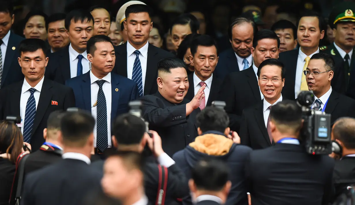 Pemimpin Korea Utara, Kim Jong-un melambaikan tangan setibanya di Stasiun Dong Dang, Lang Son, Selasa (26/2). Kim adalah pemimpin pertama dari Korut yang datang ke Vietnam sejak kakeknya, Kim Il Sung, berkunjung ke negara itu pada 1964. (Nhac NGUYEN/AFP)