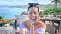 Dalam sebuah postingan foto di akun Instagram pribadinya, Raisa terlihat cantik dengan mengenakan busana berwarna putih. Pemandangan pantai seakan menyempurnakan penampilan cantik Raisa. (Foto: instagram.com/raisa6690)