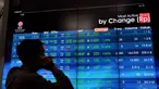 Karyawan mengamati pergerakan di dekat monitor Indeks Harga Saham Gabungan (IHSG) di Jakarta, Selasa (9/9/14). (Liputan6.com/Miftahul Hayat)