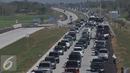 Sejumlah mobil melintas di Tol Cipali, Jawa barat, Selasa (14/7/2015). Hingga H-3 jelang lebaran 2015 tol Cipali sudah mengalami kemacetan sekitar 5 km dari pintu tol. (Liputan6.com/Herman Zakharia)