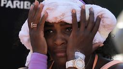 Serena Williams mendinginkan wajahnya dari terpaan suhu panas pada babak semifinal grandslam Prancis Terbuka. (AP/Francois Mori)